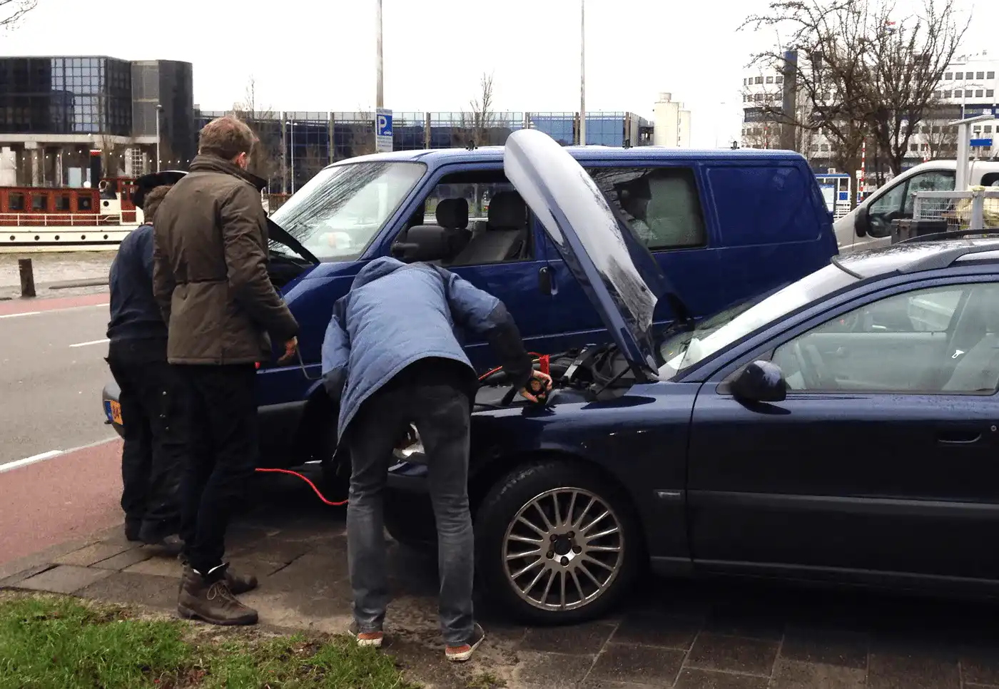 L'équipe de Booqable en train de réparer la voiture de Johan