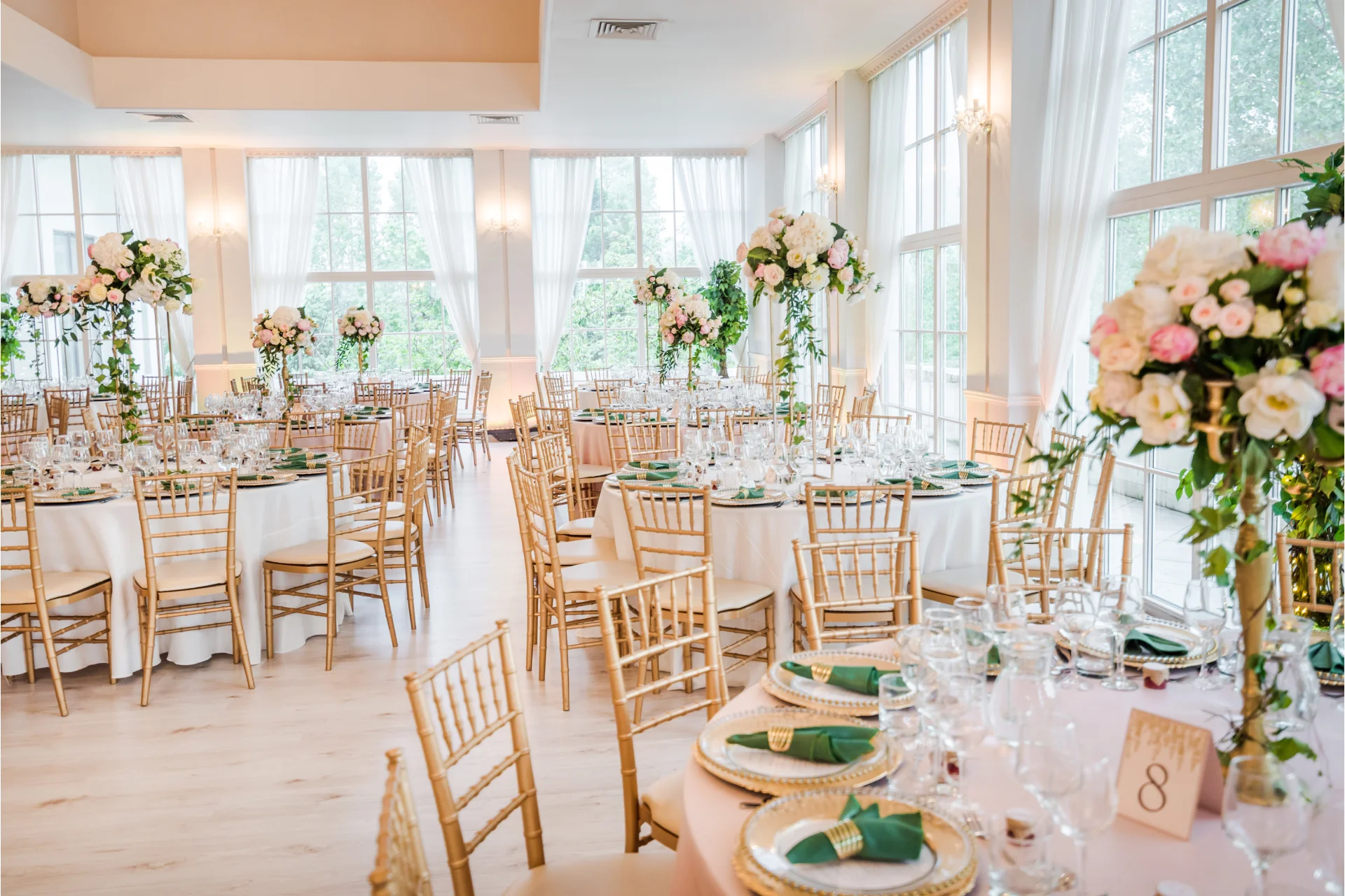 Espacio de eventos bellamente decorado con iluminación elegante y decoración de mesas
