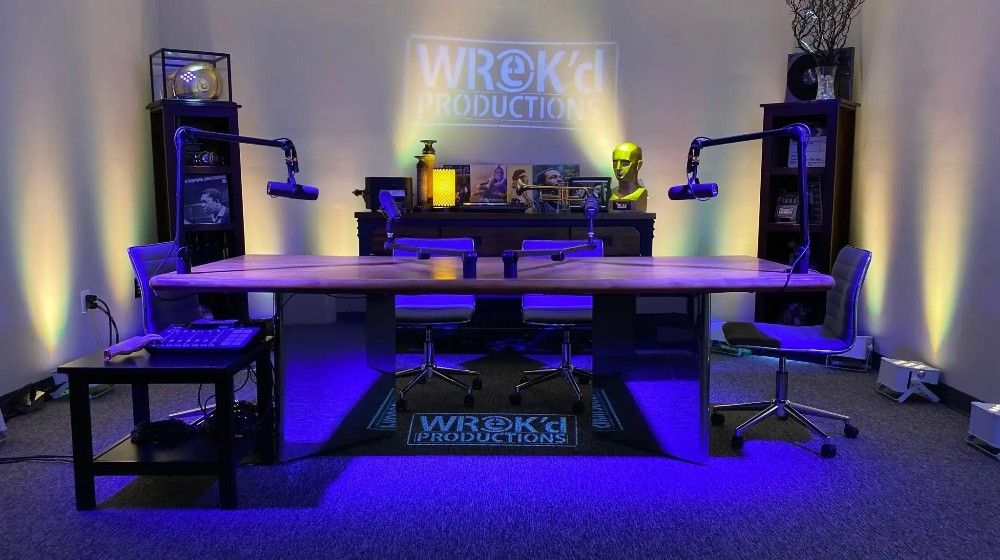 Como a Wreck'd Productions usa pacotes para simplificar o aluguer de podcasts e estúdios de gravação