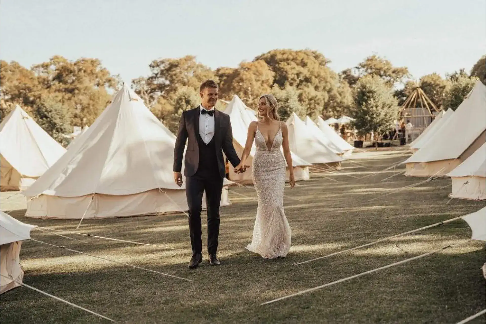 Charm Lodge cria um site de reservas privado para aluguer de tendas de glamping com a Booqable